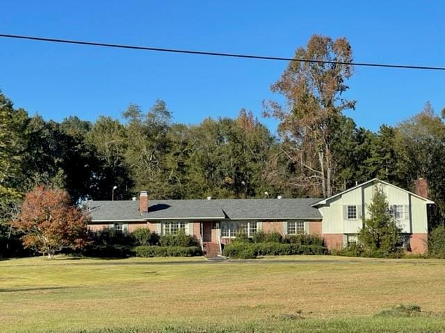 view of front of property with a front lawn