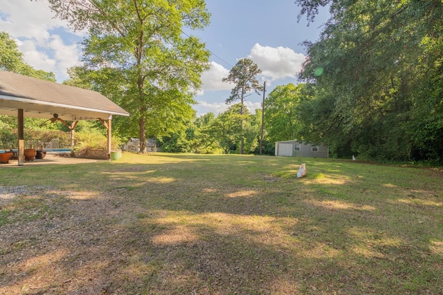 view of yard with an outdoor structure