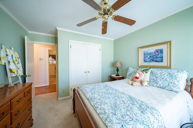 bedroom featuring light carpet, crown molding, a closet, and ceiling fan