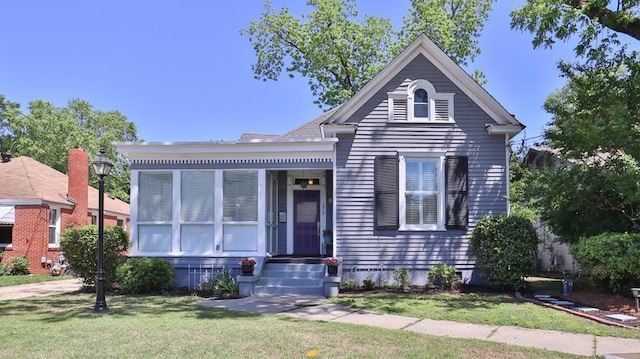 view of front of property featuring a front lawn