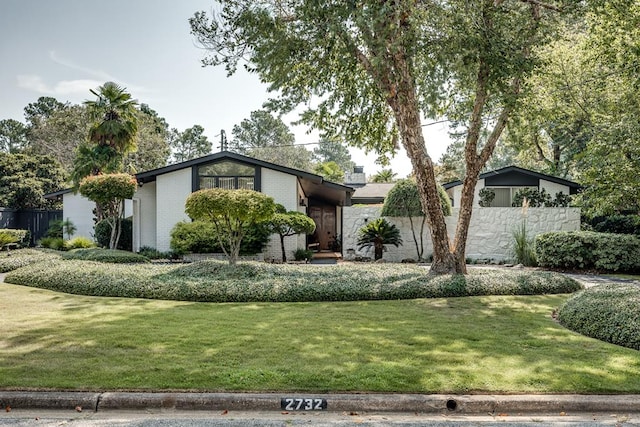 ranch-style home with a front lawn