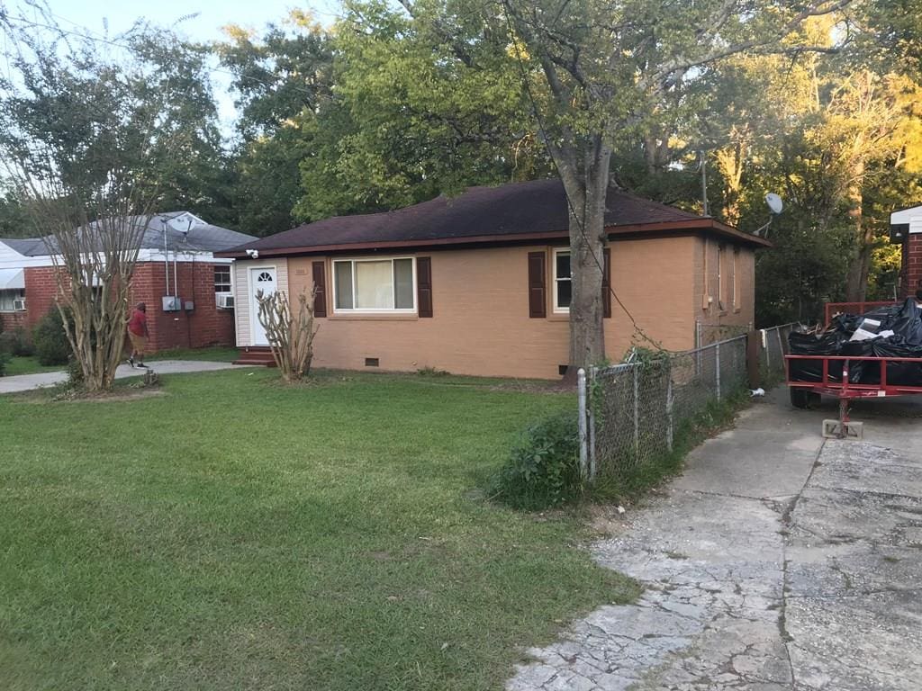 ranch-style home with a front yard