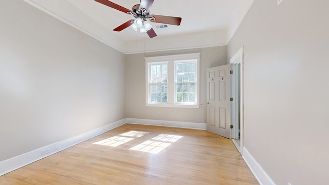 unfurnished room featuring light wood-style flooring, visible vents, ceiling fan, and baseboards