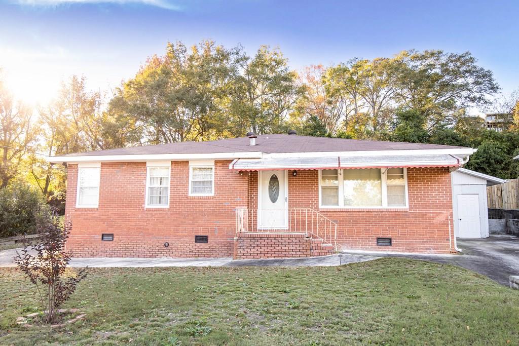 view of front of home with a front lawn