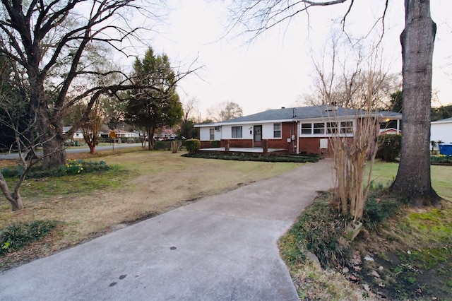 single story home with a front lawn