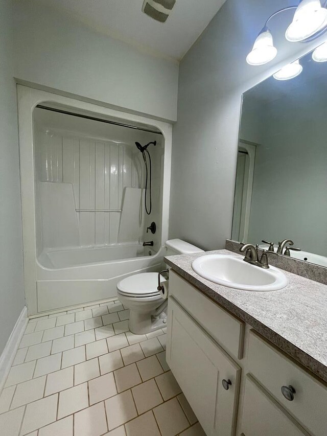 spare room with a tray ceiling, baseboards, visible vents, and ornamental molding