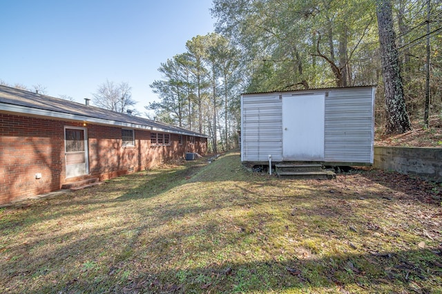 view of yard featuring a storage unit