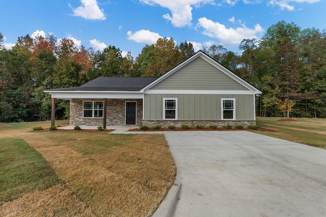 ranch-style home with a front yard