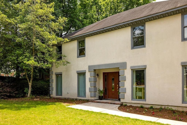 view of front of house with a front lawn