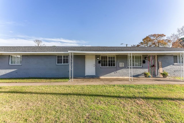 ranch-style home featuring a front lawn