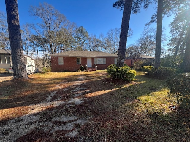 single story home featuring a front yard