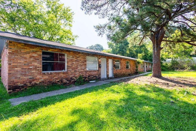 single story home with a front lawn