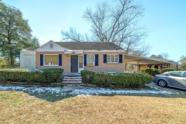 view of front of house with a carport and a front yard