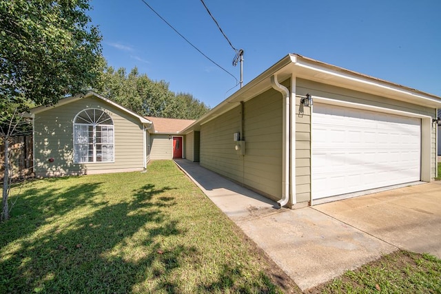 view of side of property featuring a lawn