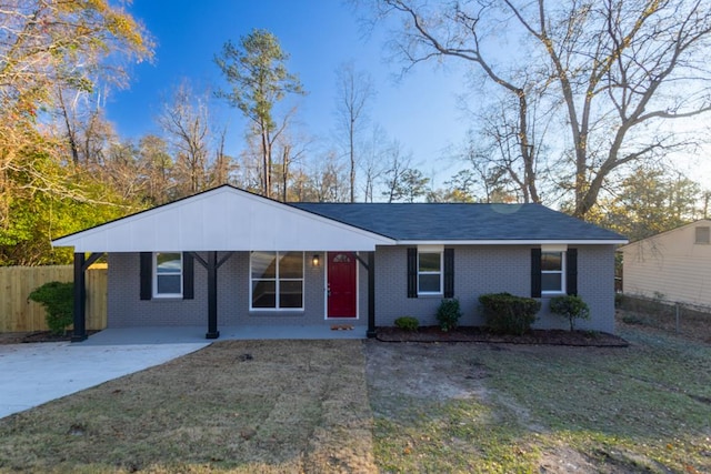 single story home with a front lawn