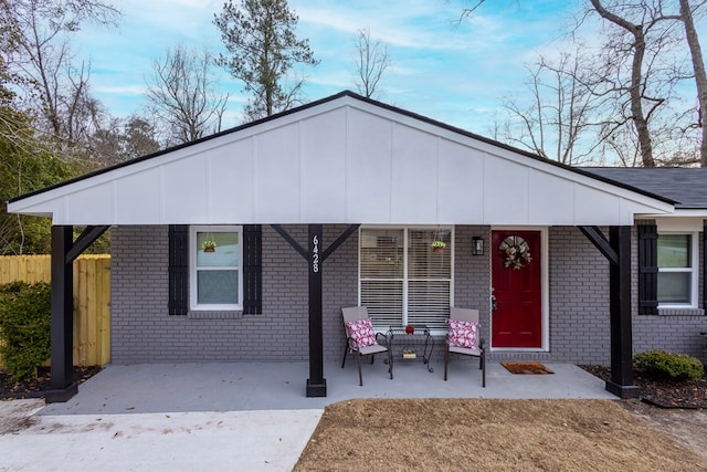 ranch-style house featuring covered porch