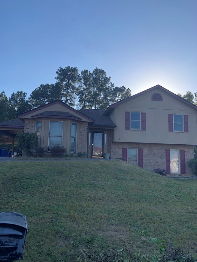 split level home with a front lawn