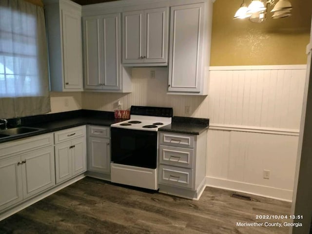 kitchen with a notable chandelier, sink, dark hardwood / wood-style floors, and white electric range