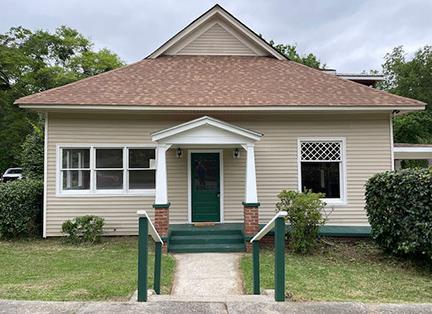 bungalow-style house featuring a front lawn