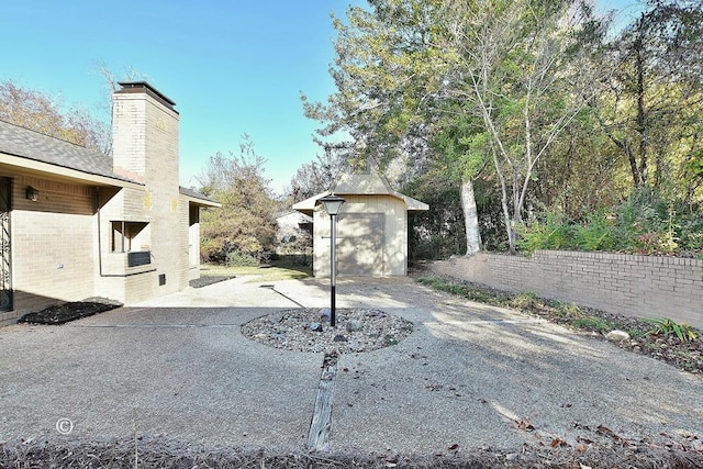 view of yard featuring a storage shed