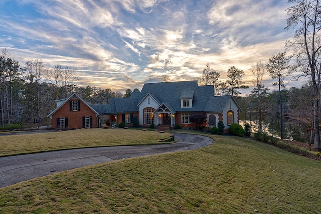 view of front of property featuring a yard