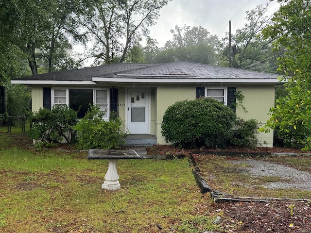 view of front of home featuring a front yard