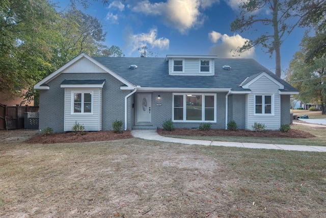 view of front of property featuring a front yard