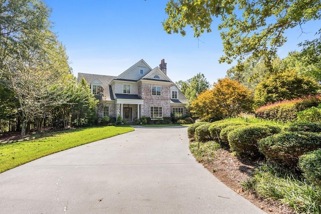 view of front of property with a front yard