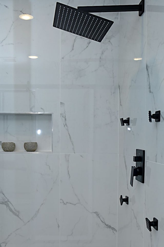 bathroom featuring a tile shower