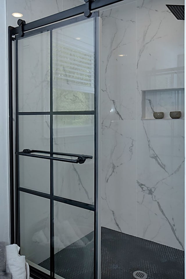 bathroom featuring a tile shower