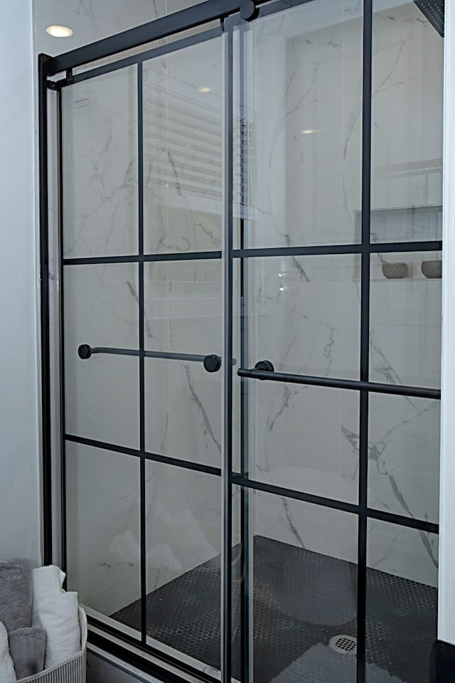 bathroom featuring a tile shower