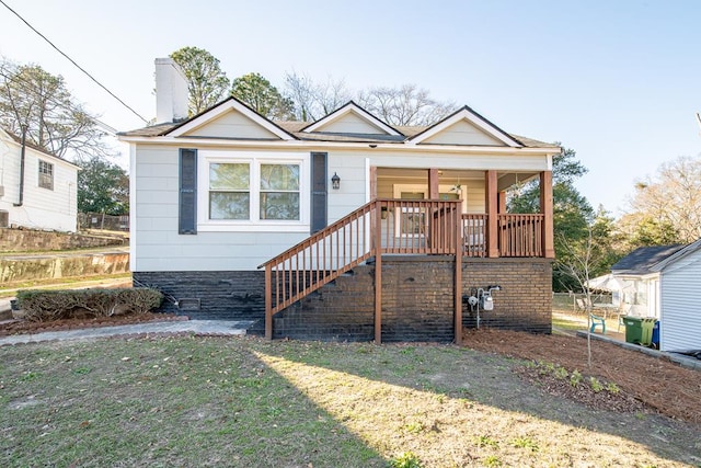 view of front of property featuring a porch and a front yard