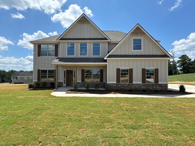 craftsman-style house featuring a front lawn