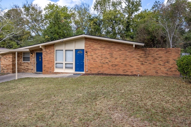 view of front of home featuring a front yard