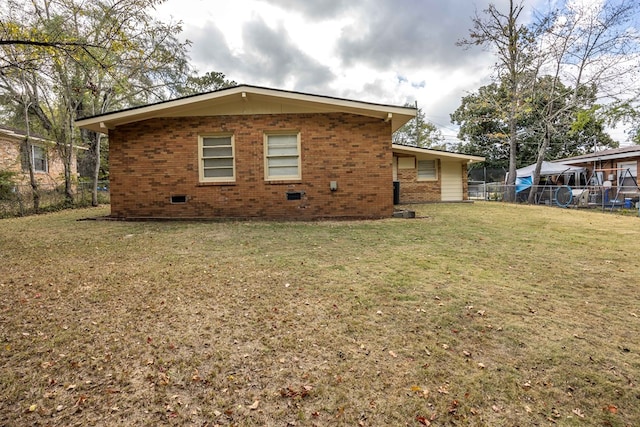 back of house featuring a yard