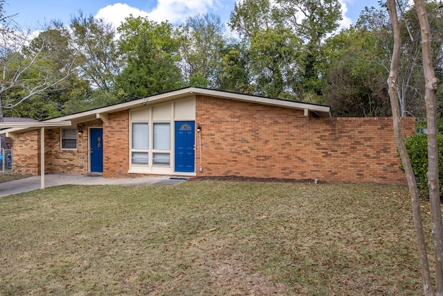 view of front of house with a front yard