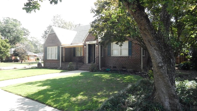 view of front facade with a front yard