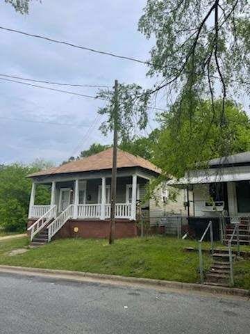 bungalow featuring covered porch and a front yard