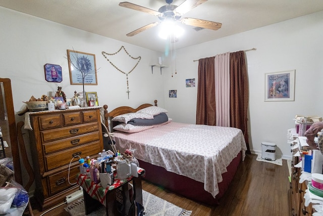 bedroom featuring dark wood-style flooring, ceiling fan, and baseboards