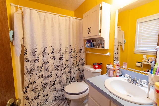 full bathroom featuring toilet, a shower with shower curtain, and vanity