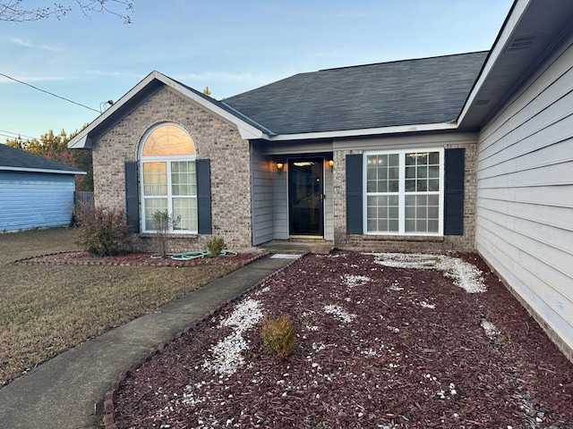 view of front of property featuring a front yard