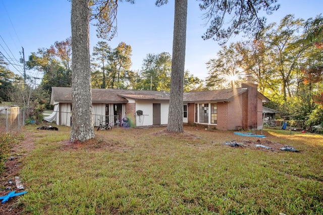 view of front of home featuring a front lawn