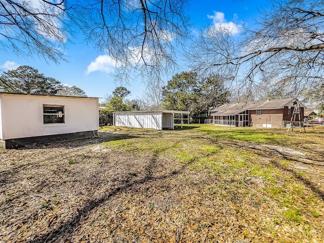 view of yard featuring an outbuilding