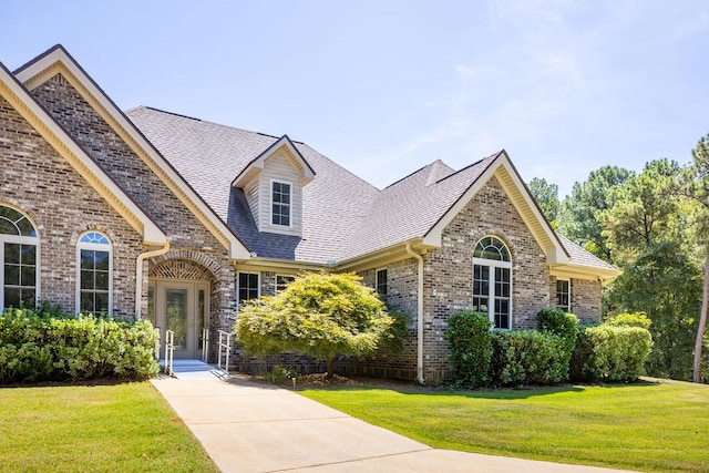 view of front facade featuring a front lawn