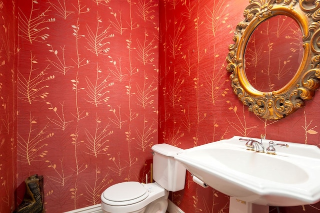 bathroom featuring toilet and sink