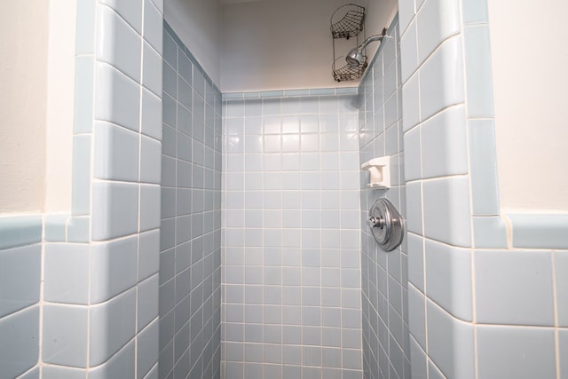 1518 Preston Dr, Columbus, GA 31906 - bathroom featuring tiled shower