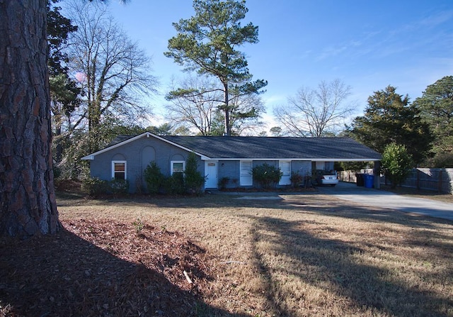 view of front facade featuring a carport and a front yard