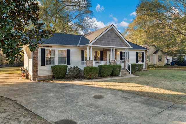 view of front of house featuring covered porch and a front lawn