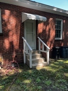 property entrance featuring a yard