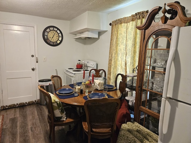909 16th Ave, Phenix City, AL 36867 - dining area with wood finished floors and a textured ceiling